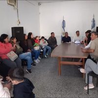 Padres de la escuela N° 124 de Centenario reclamaron por la falta de transporte