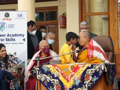 Dalai Lama besa a un niño en la boca y pide que "chupe" su lengua (Video)