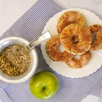 Donas de manzana exprés: en 5 minutos y con pocos ingredientes, una receta deliciosa para los mates de la tarde