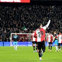 Santiago Giménez anota tres goles en la goleada 5-2 del Feyenoord al Heracles (Videos)