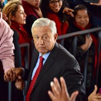 AMLO pasa de la acusación a la cortesía: pide minuto de silencio por muerte de Del Mazo González