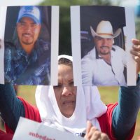 Reos en Tacámbaro desfilan ante 200 imágenes de desaparecidos; familiares piden su 'colaboración” para identificarlos