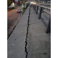 Vecinos exhiben grieta en muro del Paso Exprés; Protección Civil cierra carril