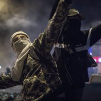 Protestas pacíficas en Colombia terminan en enfrentamientos con la policía