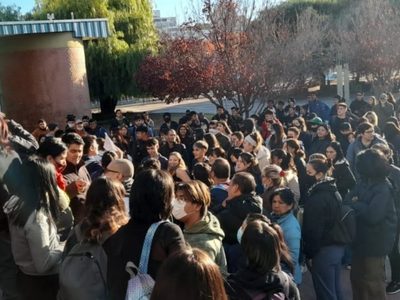 Estudiantes de dos escuelas de Neuquén marcharon frente al CPE