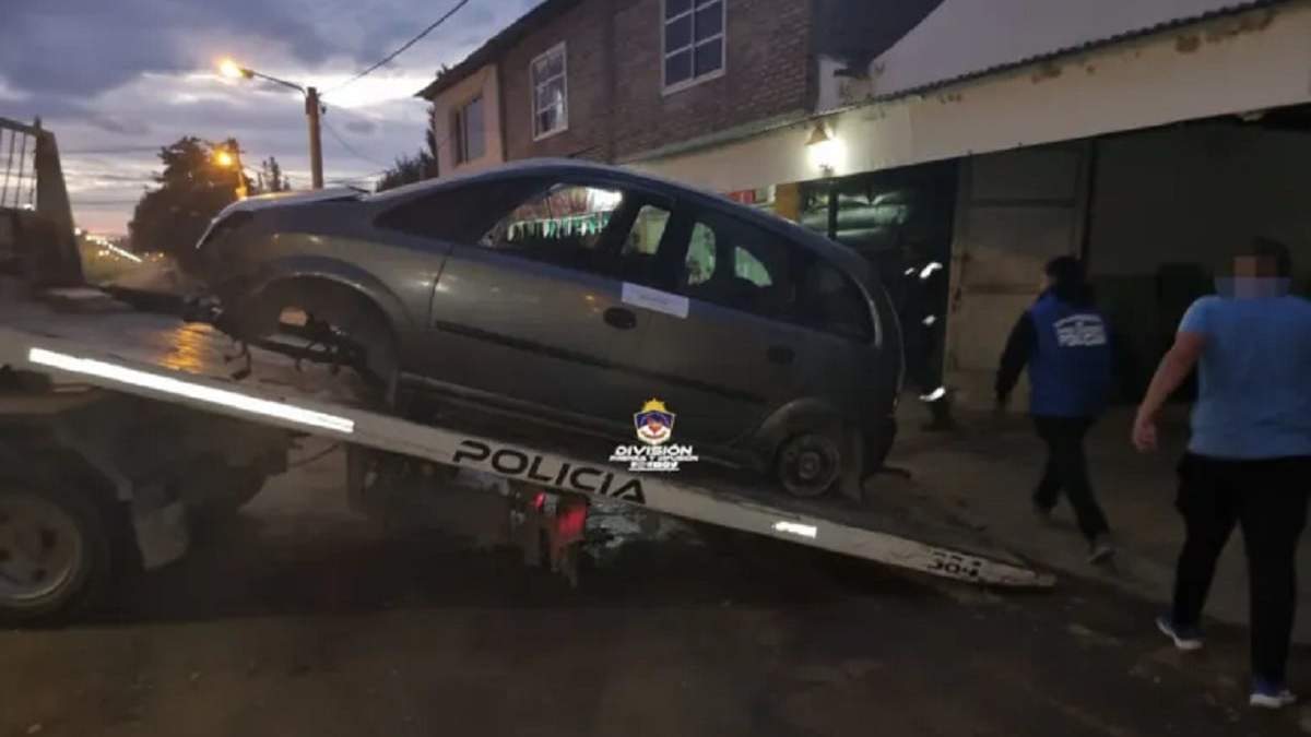 Allanamiento en un taller encontraron dos autos robados. Fuente: (Policía de Neuquén)