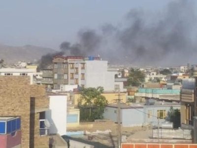 Un cohete impacta contra un edificio de Kabul, próximo al aeropuerto