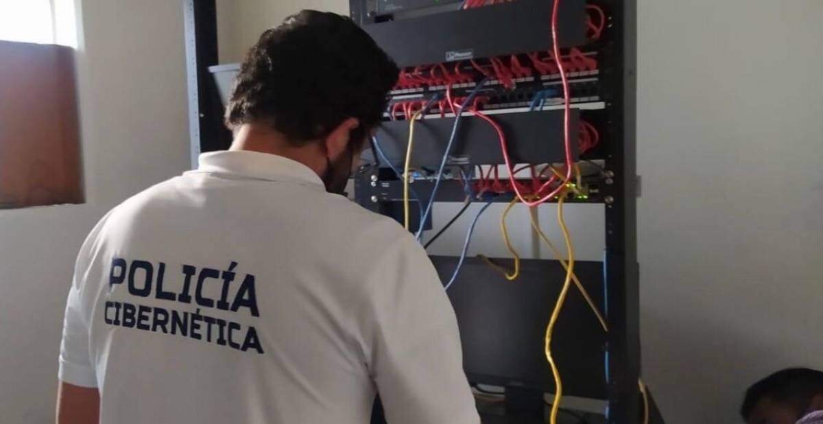 Policía Cibernética de San Luis Potosí examina el equipo del sistema educativo