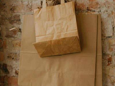 Con las bolsas de papel vacías que ibas a tirar: creá esta deco estilo vintage para la puerta de tu casa