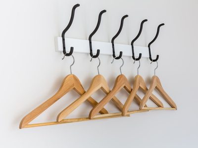 Si tenés perchas de madera viejas o rotas, no las tires: creá este coqueto mueble para apoyar cosas