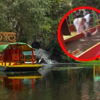 Turista extranjera cae a canal en trajinera de Xochimilco y logran rescatarla a tiempo