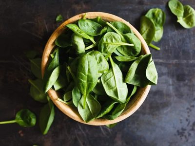 No dejes que se te pudra la albahaca en la heladera y aplicá este truco que salva tus comidas