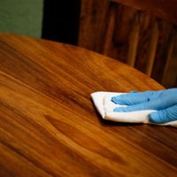 Con solo un ingrediente, dejá la mesa de madera como si fuera recién comprada