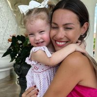 Pampita comparte con su hija, Anita, el accesorio que será furor en primavera-verano: aprendé a usarlo