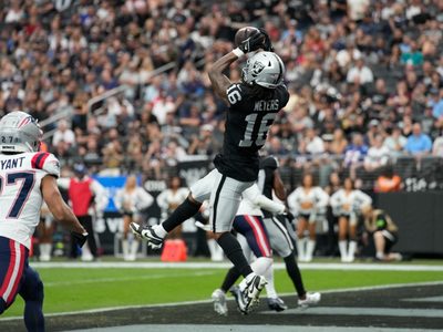Raiders resisten y vencen 21-17 a Patriots, pero pierden a Garoppolo por lesión