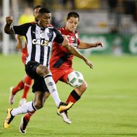 Rompe 'Chicharito” sequía y anota contra Atlético Mineiro