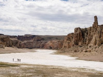 El cañadón escondido de la Patagonia que atrae a escaladores y es un oasis en plena estepa: mirá cómo llegar