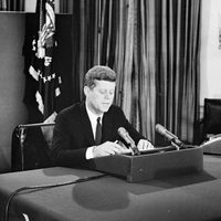 Casi mil 500 documentos relacionados con el asesinato de John F. Kennedy son desclasificados