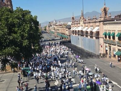 Marchan en ciudades de Michoacán por Carlos Manzo; hay dos detenidos y dos reporteros lesionados