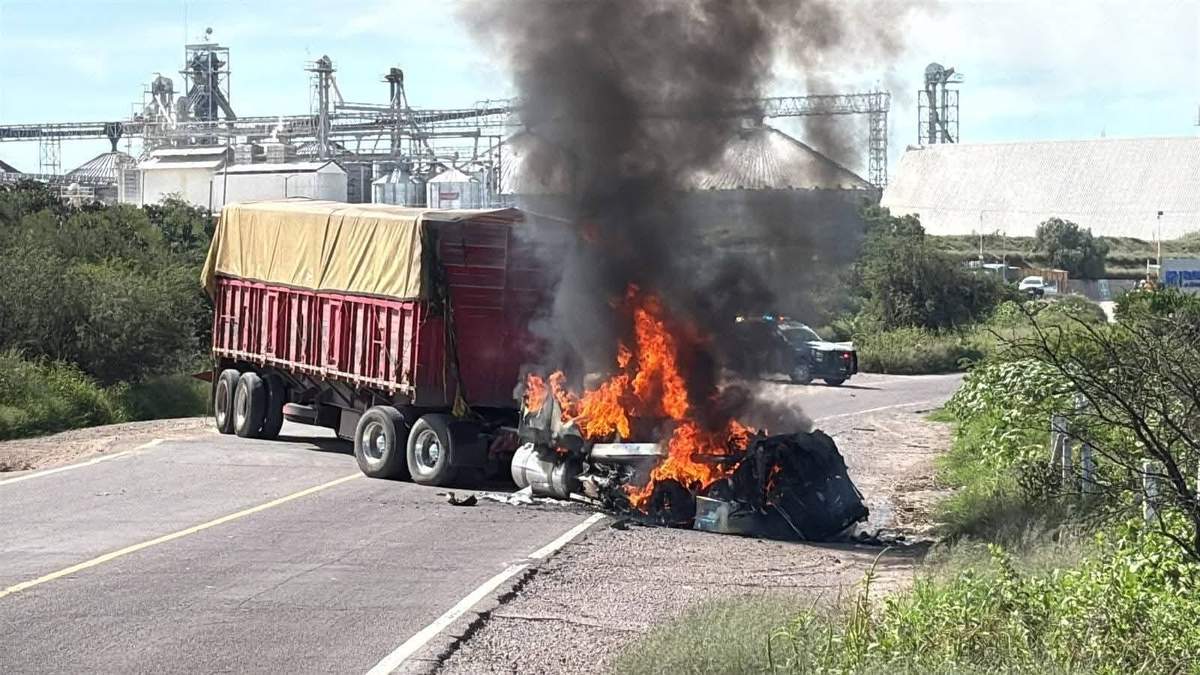 Un camión de carga incendiado para bloquear ua carretera en Aguascalientes