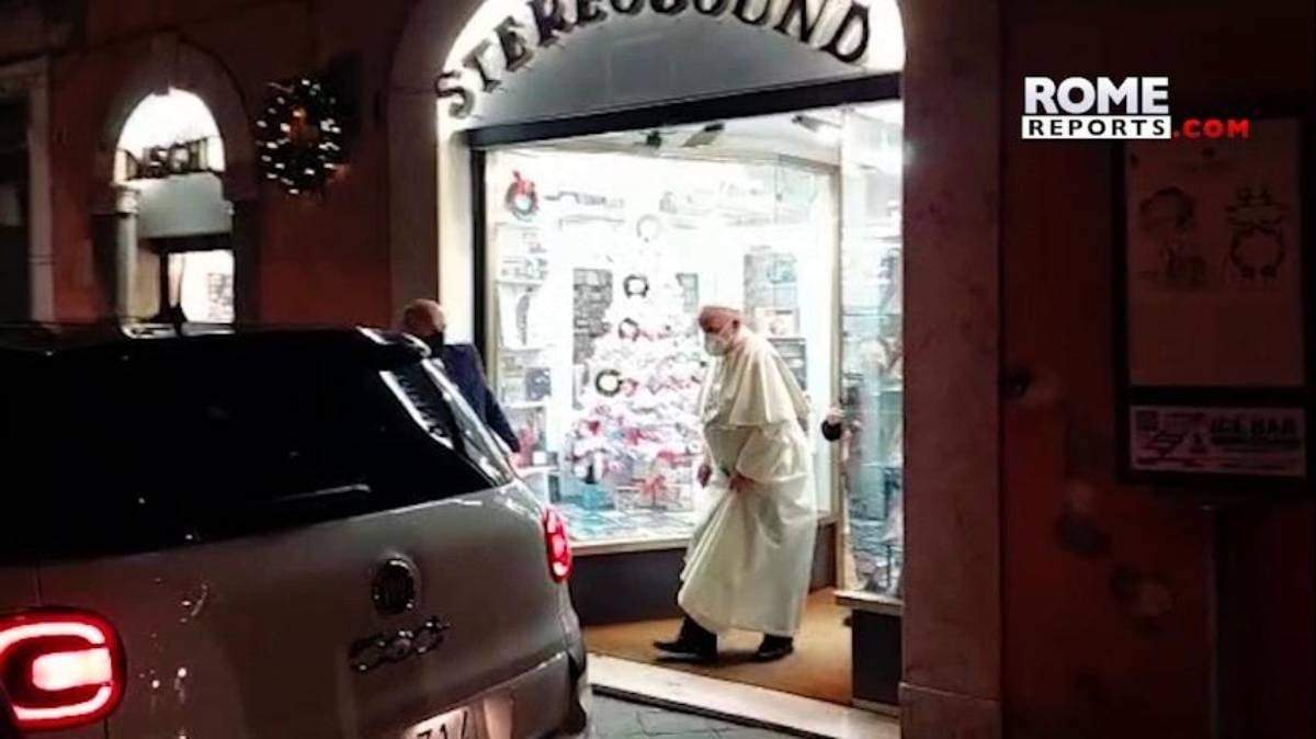 El pontífice captado en la tienda de discos