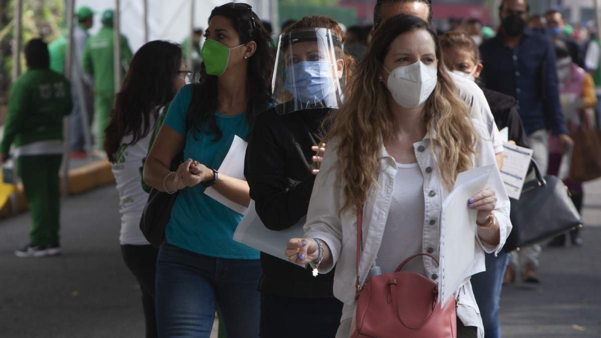 Personas de 40 a 49 acuden a vacunarse