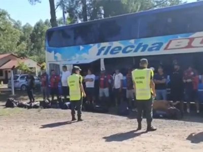 Encontraron drogas y un arma cargada en un colectivo con hinchas de San Lorenzo