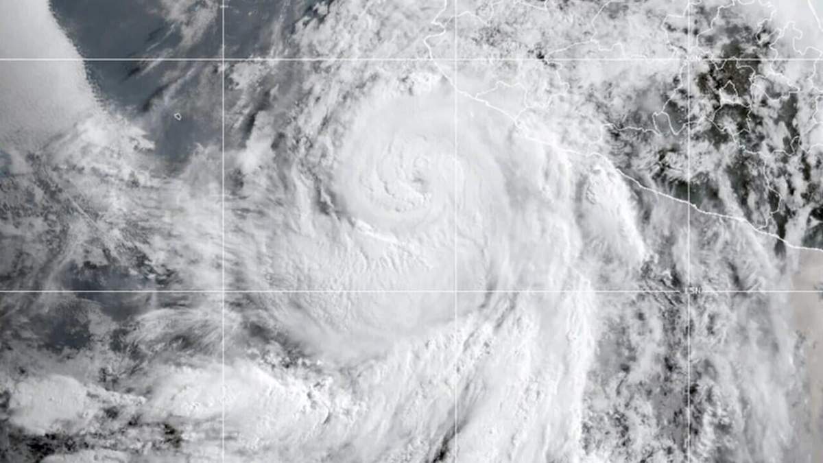 Esta imagen satelital proporcionada por la Oficina Nacional de Administración Oceánica y Atmosférica de EEUU (NOAA) muestra el huracán Flossie
