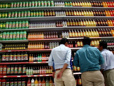 Gravamen a bebidas saborizadas genera dudas sobre impacto económico y en salud