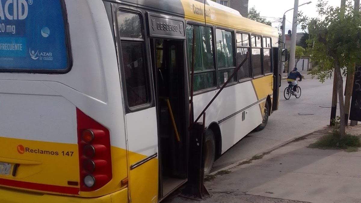 Un colectivo sin frenos perdió el control en plena pendiente. Fuente: (Neuquén al Instante)