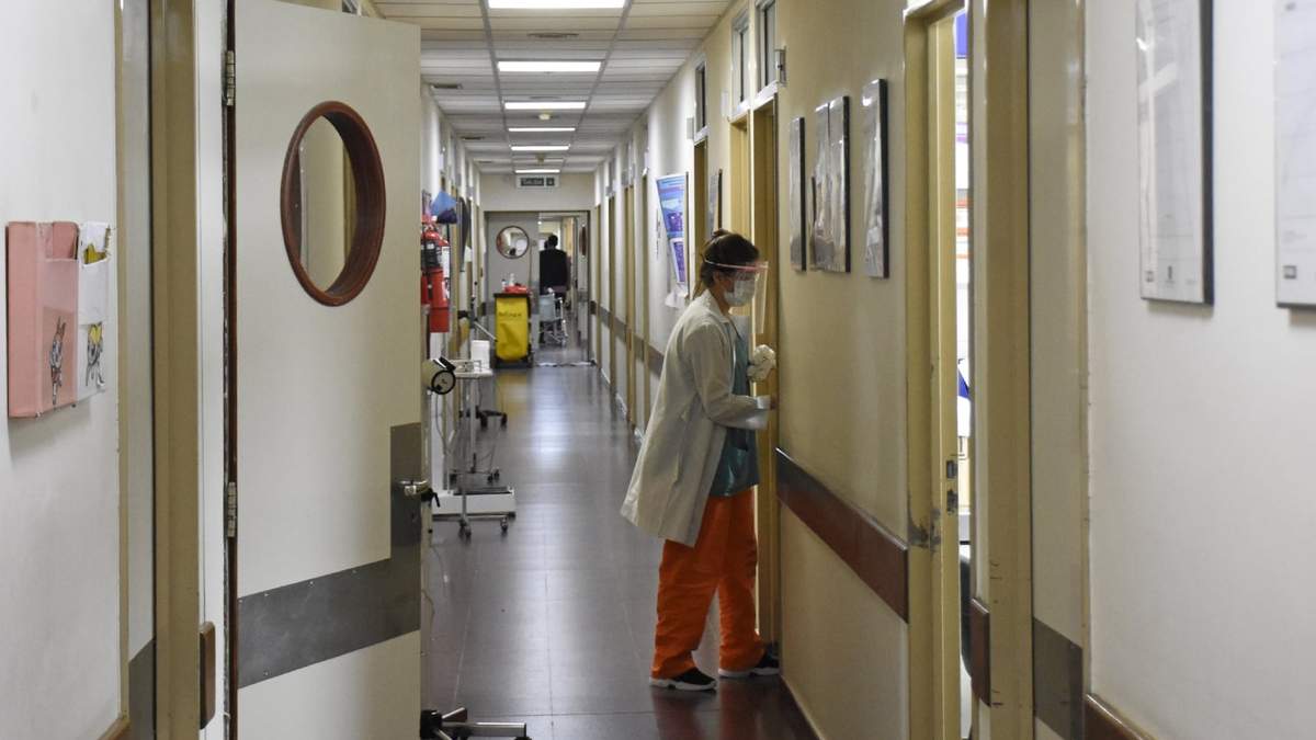 Interior del hospital Castro Rendón. Fuente: (Twitter)
