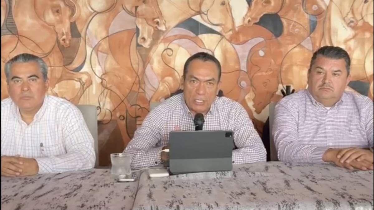 Adrián López Solís en la conferencia en la que anunció su renuncia