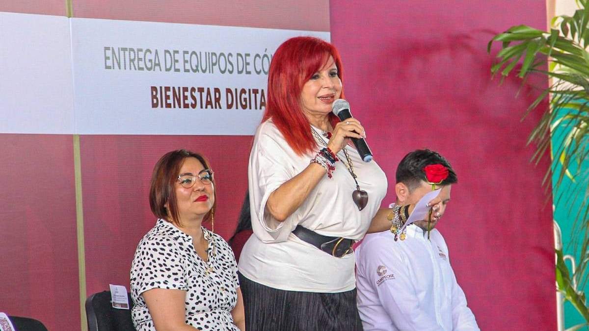 Layda Sansores en la entrega de computadoras a jóvenes