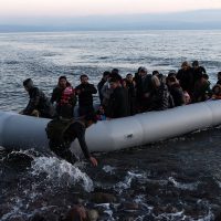 Rescatan a 77 migrantes de un yate en problemas cerca de las islas griegas del mar Egeo