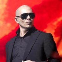 Grafitero arremetió contra Pitbull por su polémico saludo en un show en Miami "¡Descarado!"