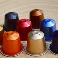 Antes de tirar las cápsulas de café vacías, mirá este bonito proyecto low cost para decorar e iluminar tu casa