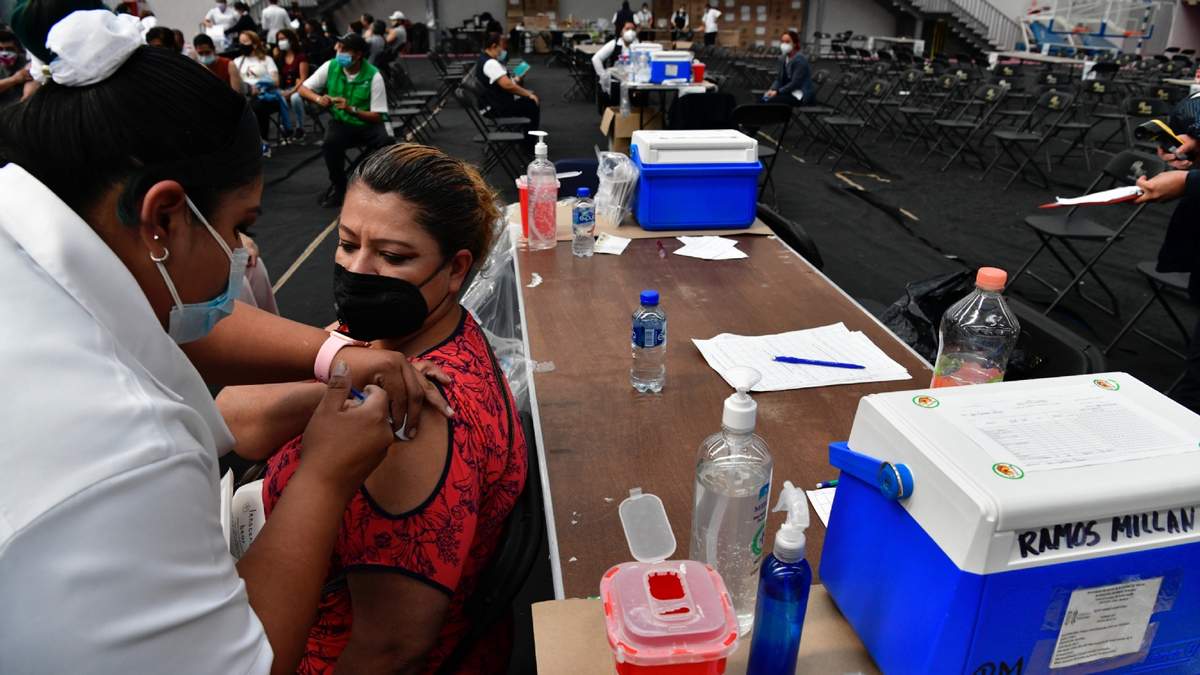 Inicio de la jornada de vacunación anticovid para personas de 40 a 49 años en la CDMX