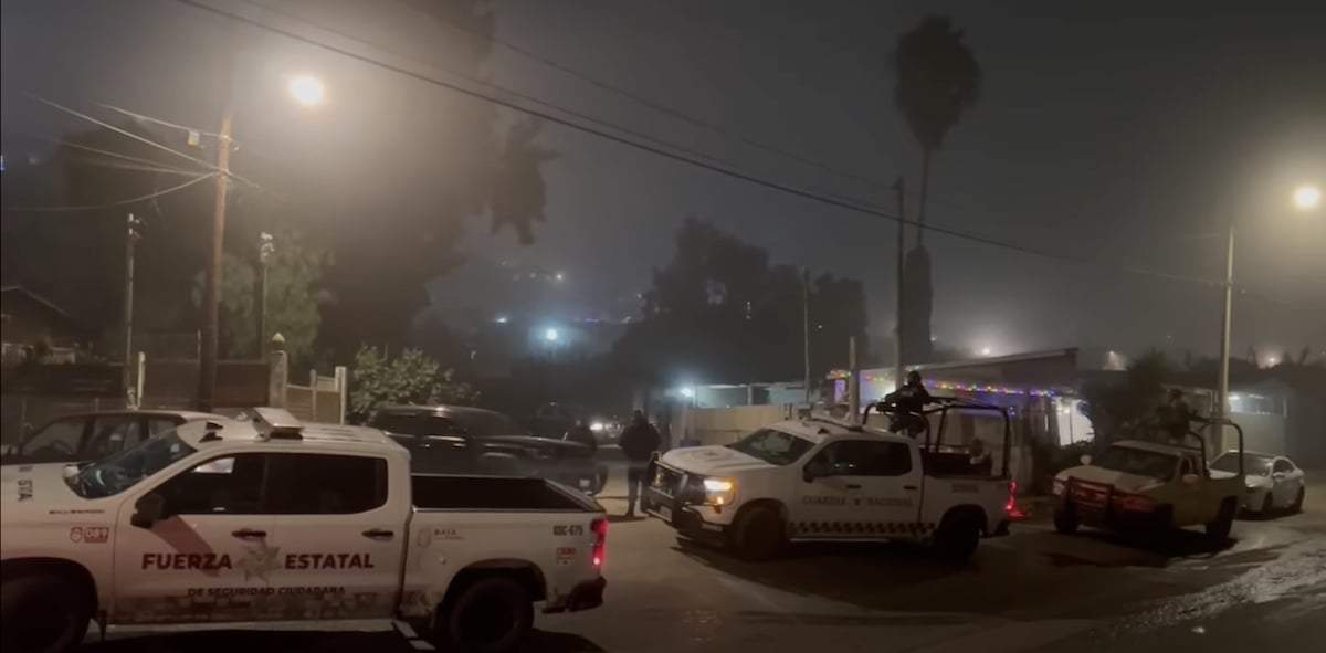 Personal de seguridad acudió a la zona en la que fueron hallados los cuerpos