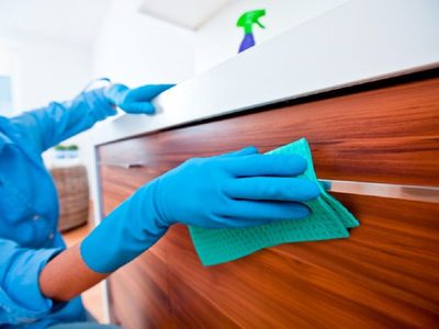 El trucazo de la abuela para librar de grasa a los muebles de la cocina si son de madera y dejarlos como nuevos