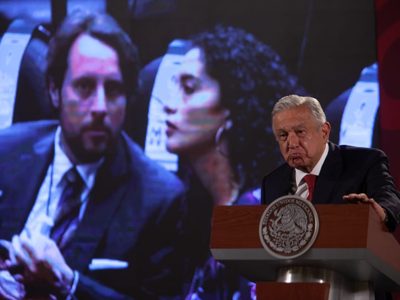 “Esas son las presiones” sobre la reforma eléctrica, dice AMLO y exhibe imagen de cabildero