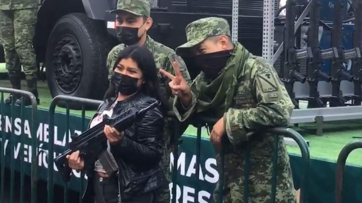 Militares prestan sus armas a asistentes del desfile