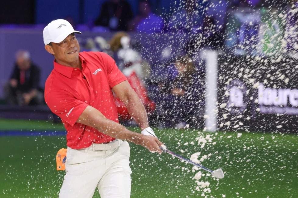 Tiger Woods, del Jupiter Links Golf Club, ejecuta un golpe desde un búnker en el hoyo ocho, durante la jornada final del torneo de golf TGL, el martes 24 de marzo de 2026, en Palm Beach Gardens, Florida.