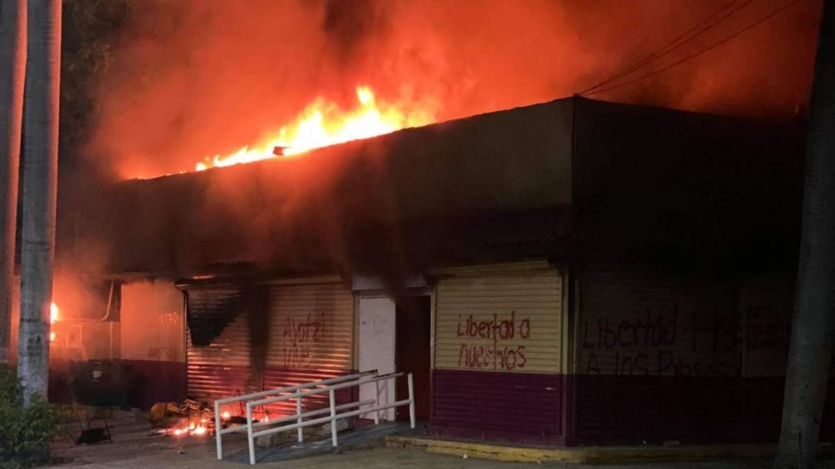 La oficina del INE incendiada por presuntos normalitas