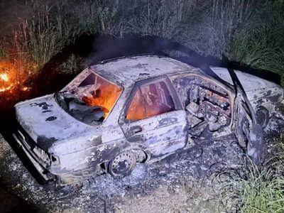 Hallan dos cuerpos dentro de un vehículo calcinado en Tepehuaje, Guerrero
