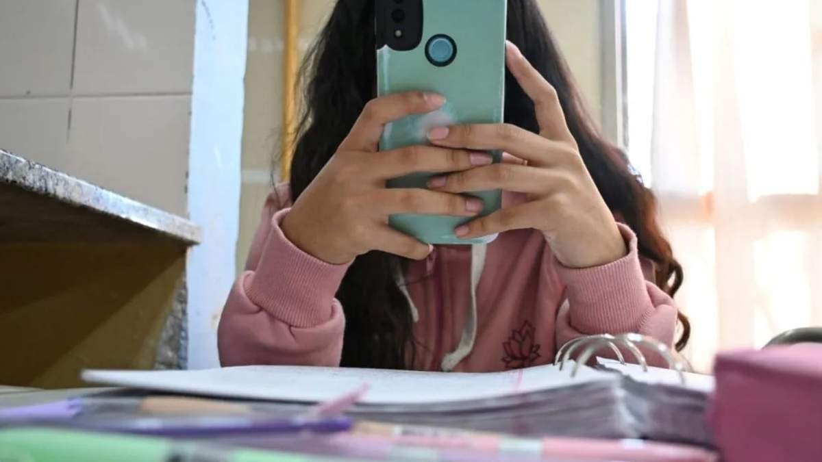 El uso de celulares en las aulas estará regulado por la ley provincial 3520. Fuente: (Facebook)
