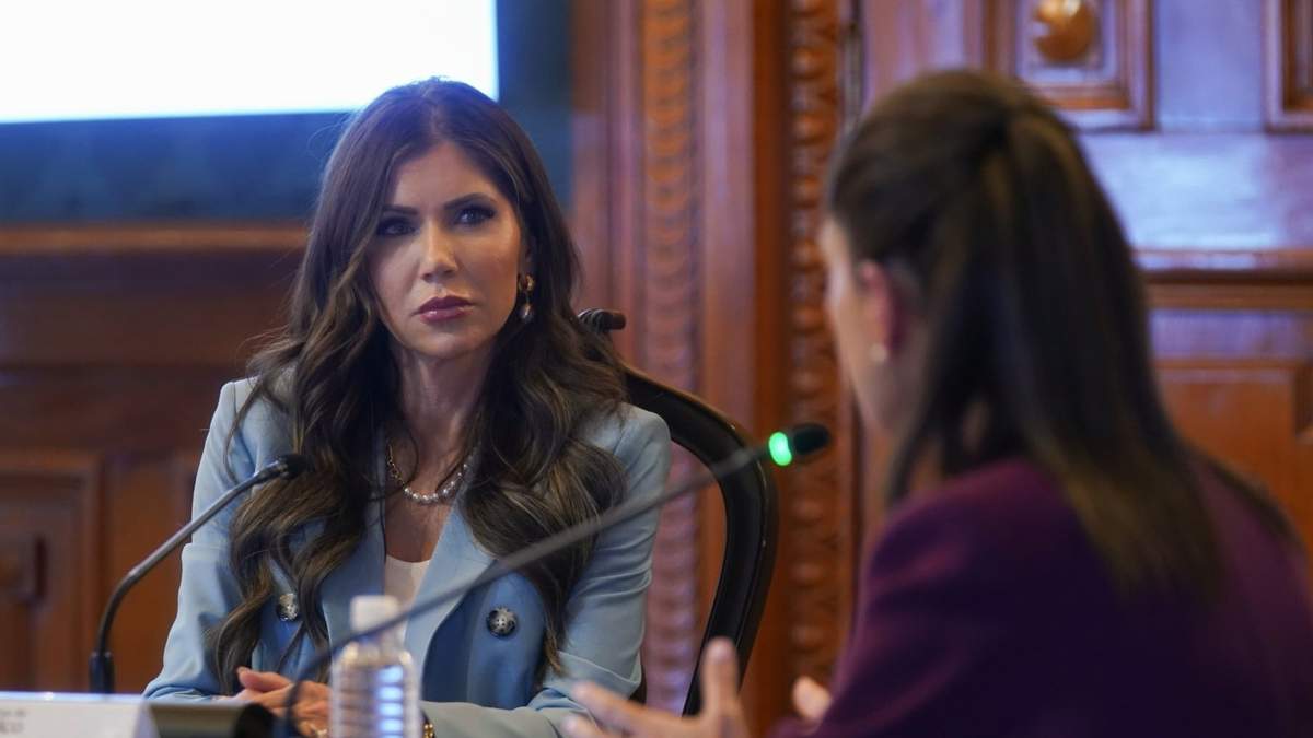 Kristi Noem y Claudia Sheinbaum