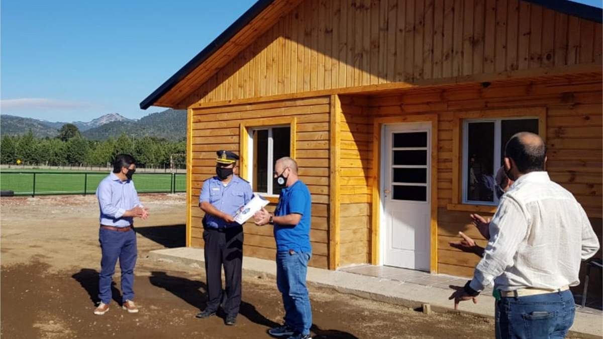 Autoridades locales y provinciales participaron de la entrega de la vivienda. Fuente: (Twitter)