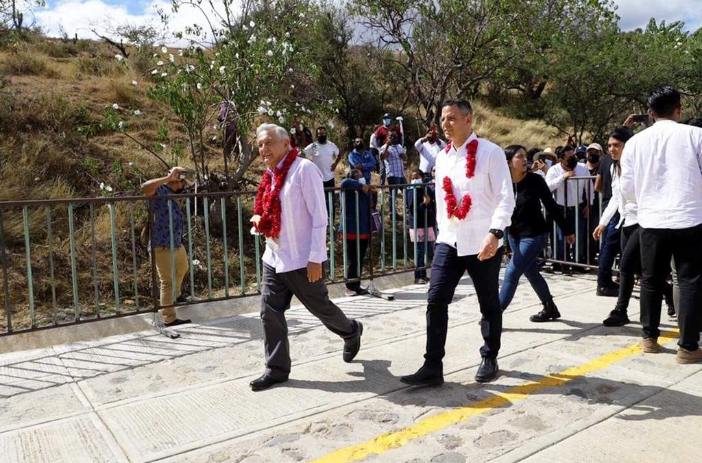 López Obrador y Murat encabezan inauguración de un camino de concreto hidráulico en Oaxaca