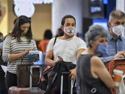 EU pide a turistas "reconsiderar" viajes a México, ante tercera ola de covid-19