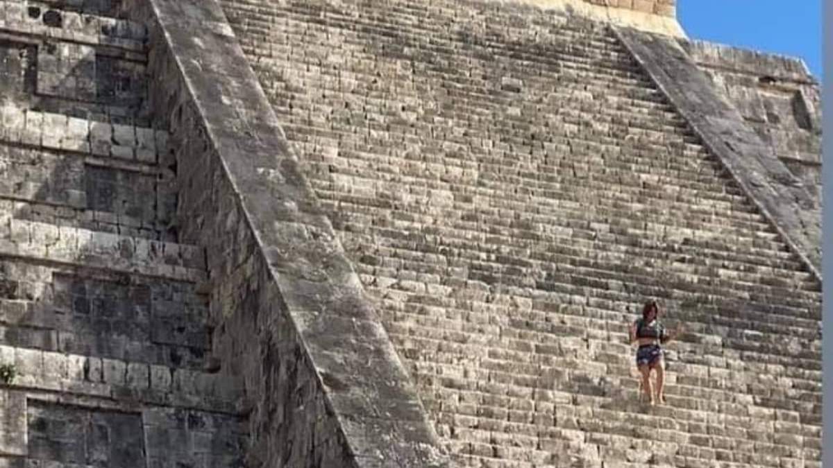 La mujer burló la seguridad y subió la pirámide El Castillo